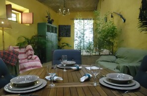 Premium Studio, Private Bathroom | In-room dining - Casa Mestre Guesthouse (Vila do Bispo)