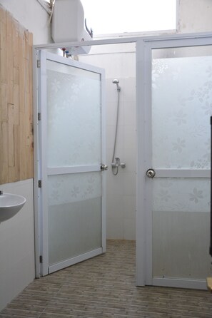 Ducha, artículos de tocador gratuitos, secador de pelo, toallas