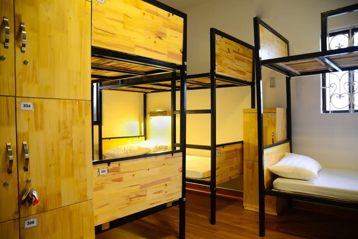 Dormitorio compartido superior, solo para mujeres, 2 baños | Área de sala de estar | Televisión de pantalla plana