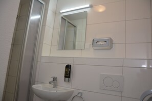 Chambre Quadruple Standard | Salle de bain