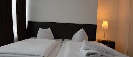 Tallelokero huoneessa, työpöytä, äänieristys, ilmainen Wi-Fi