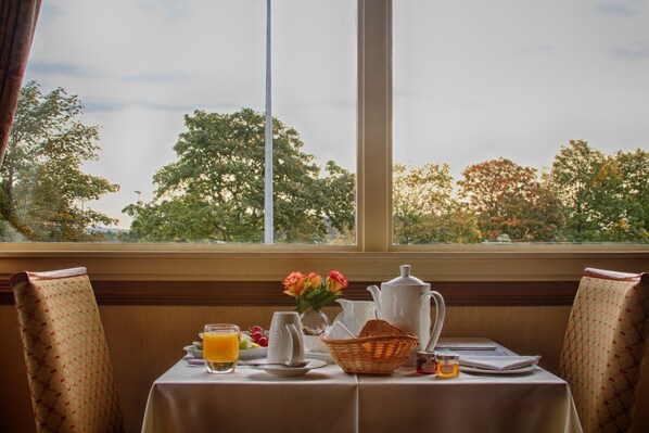 Daily full breakfast (GBP 12 per person) - Strathburn Hotel Inverurie by Compass Hospitality (Inverurie)