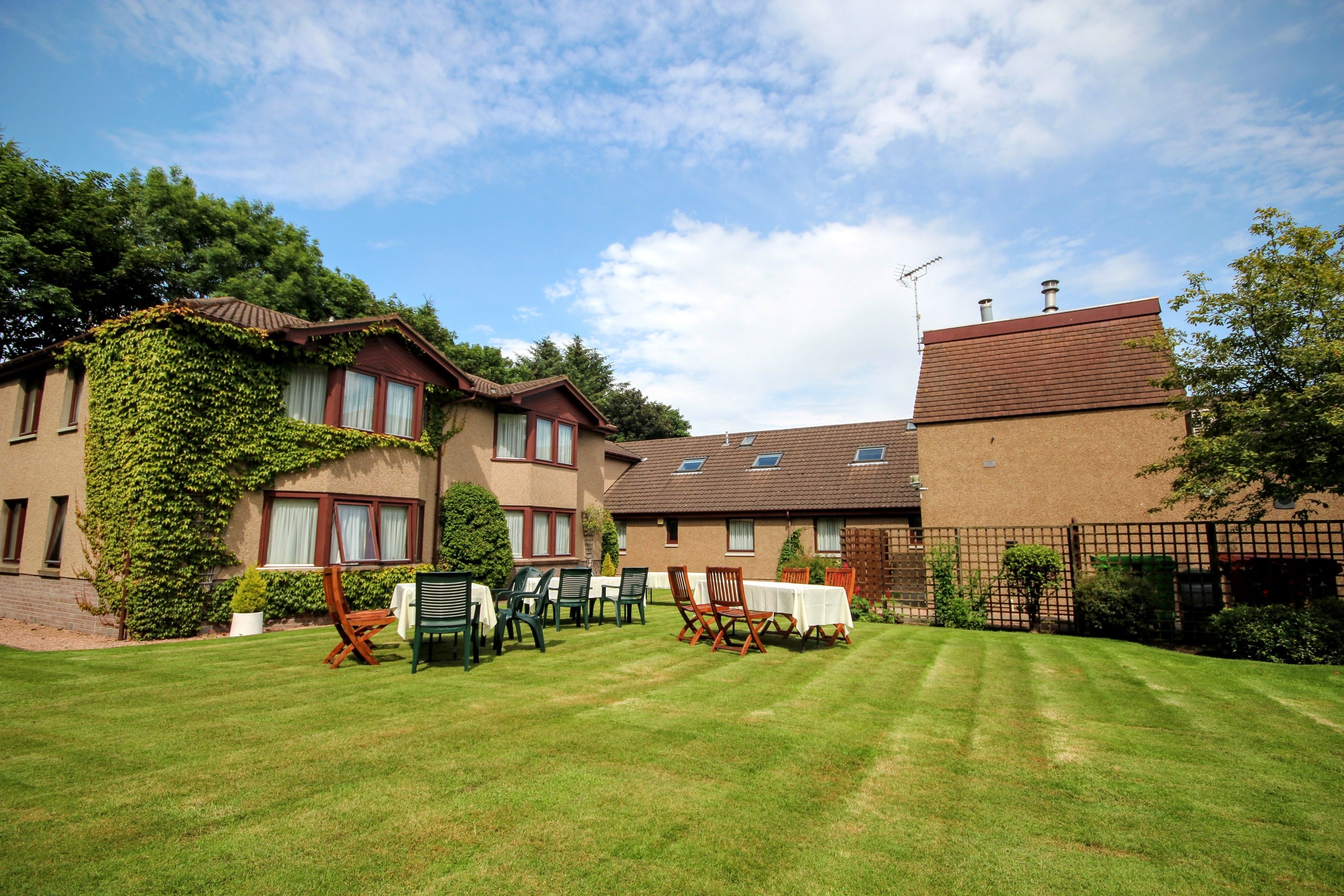 2 restaurants, breakfast, lunch, dinner served; british cuisine