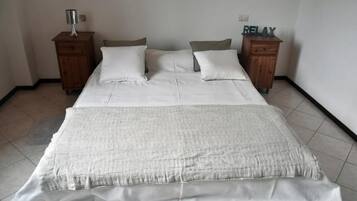 1 habitación, decoración personalizada, muebles diferentes y escritorio