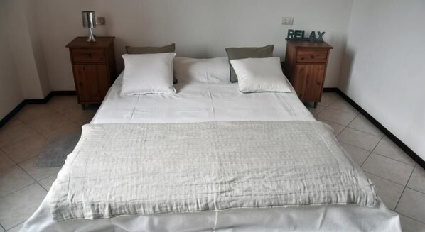 1 habitación, decoración personalizada, muebles diferentes y escritorio