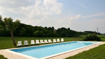 Alberca al aire libre por temporada y camastros
