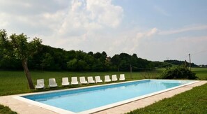 Alberca al aire libre por temporada y camastros