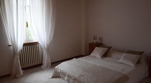 Apartment, 2 Bedrooms | 1 bedroom, individually decorated, individually furnished, desk