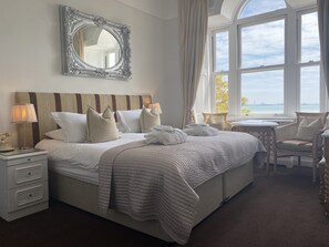 Standaard tweepersoonskamer, uitzicht op zee | Een kluis op de kamer, gratis wifi, beddengoed