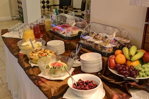 Café da manhã completo todos os dias mediante uma taxa