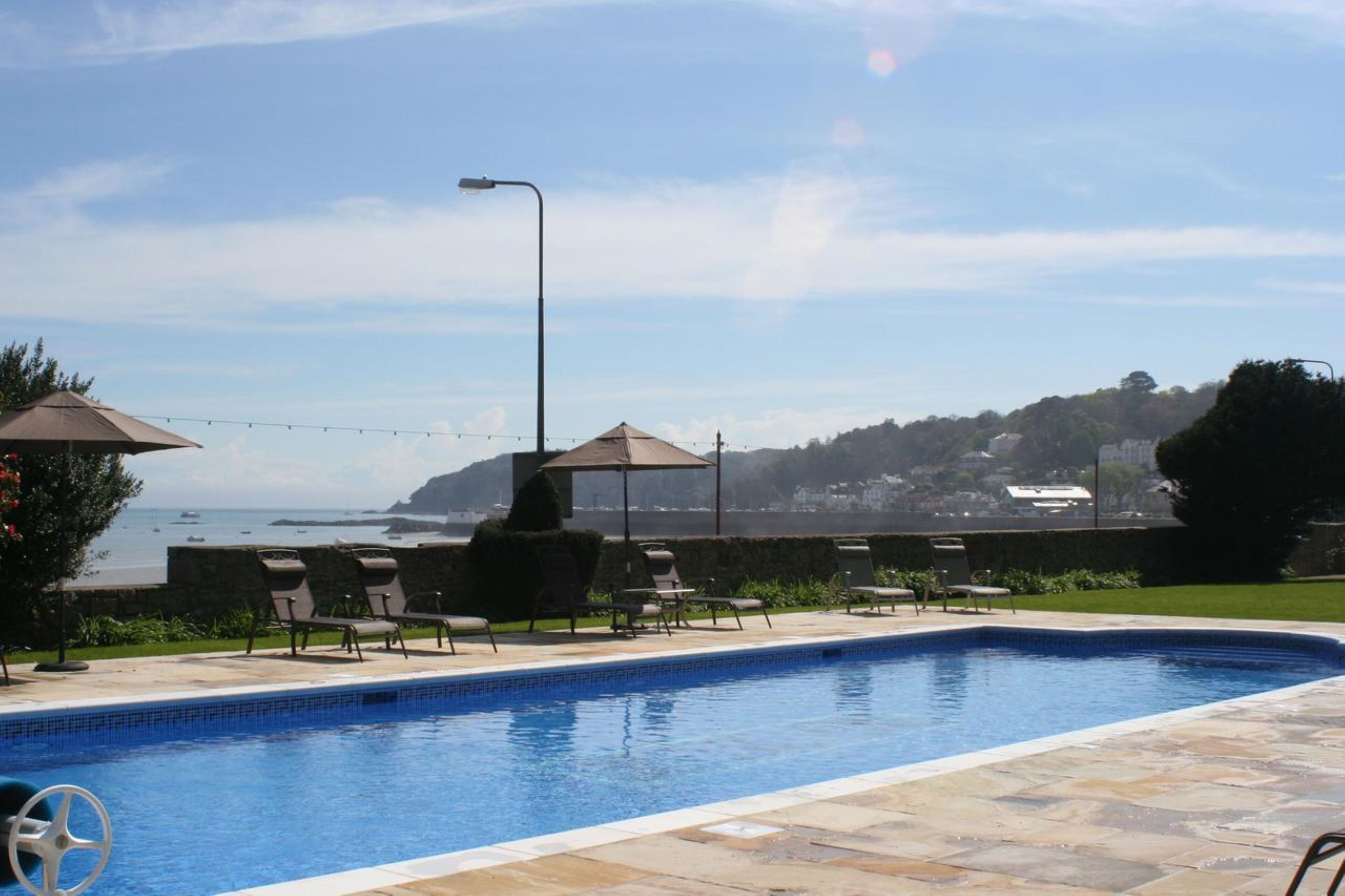 Utendørsbasseng og solsenger