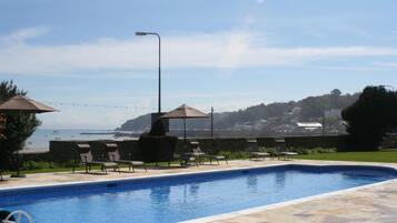 Piscine extérieure, chaises longues