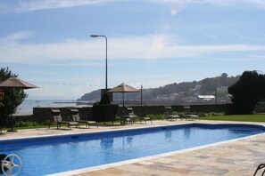 Piscina externa, espreguiçadeiras