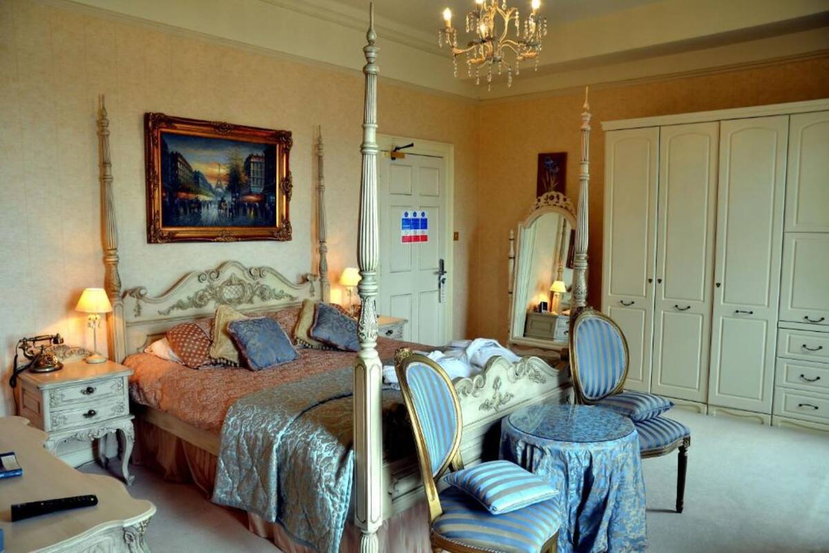 Quarto casal superior, vista para o mar | Frigobar, cofres nos quartos, Wi-Fi de cortesia, roupa de cama