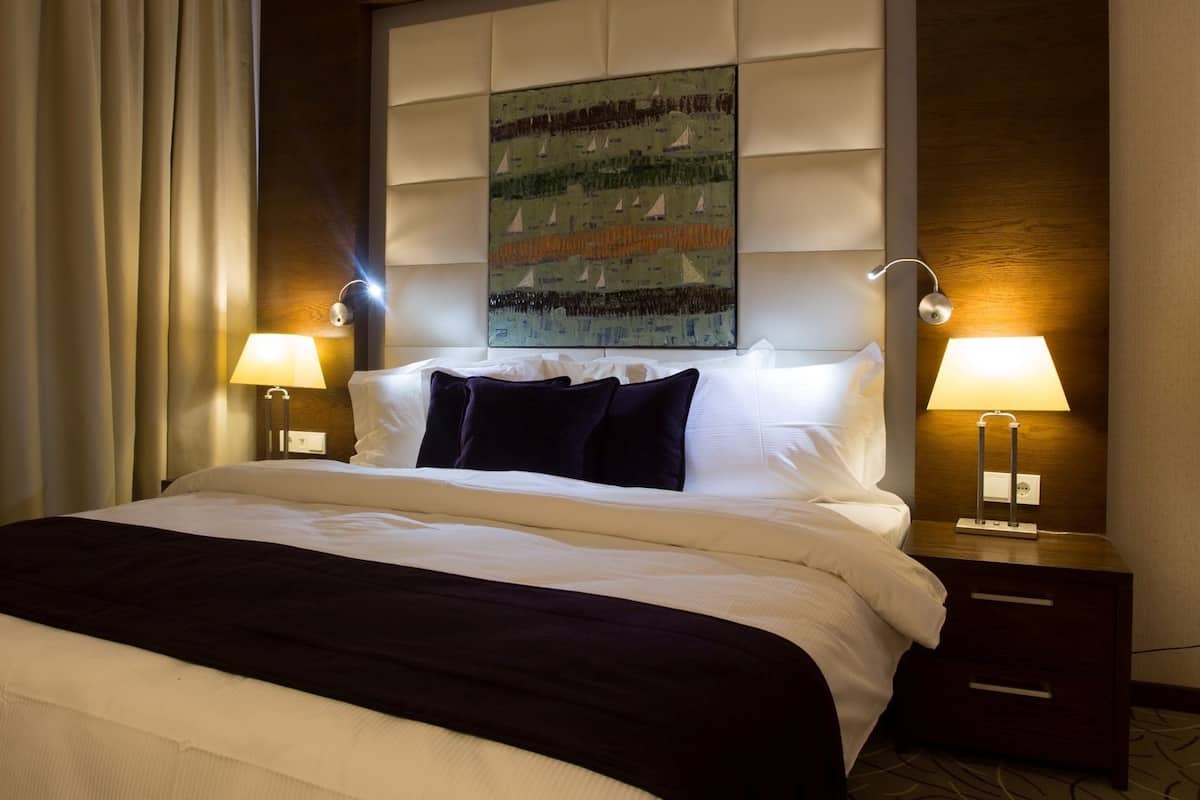 3 kamar tidur, minibar, brankas, dan meja kerja