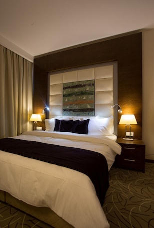 3 quartos, frigobar, cofres nos quartos, escrivaninha