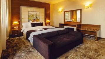 Junior Suite | 3 bedrooms, minibar, in-room safe, desk