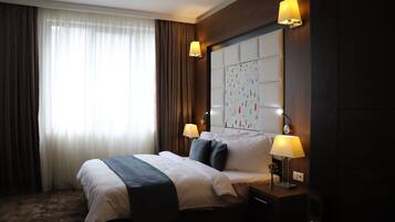 Minibar, brankas, meja kerja, dan ruang kerja ramah laptop