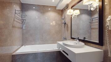 Deluxe Suite | Bathroom | Shower, free toiletries, hair dryer, bathrobes