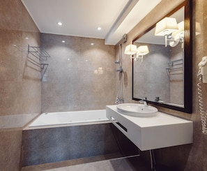 Deluxe Suite | Bathroom