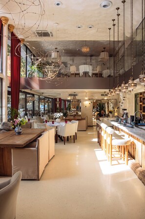 Phục vụ bữa sáng, bữa trưa, bữa tối, món ăn Đông Âu 