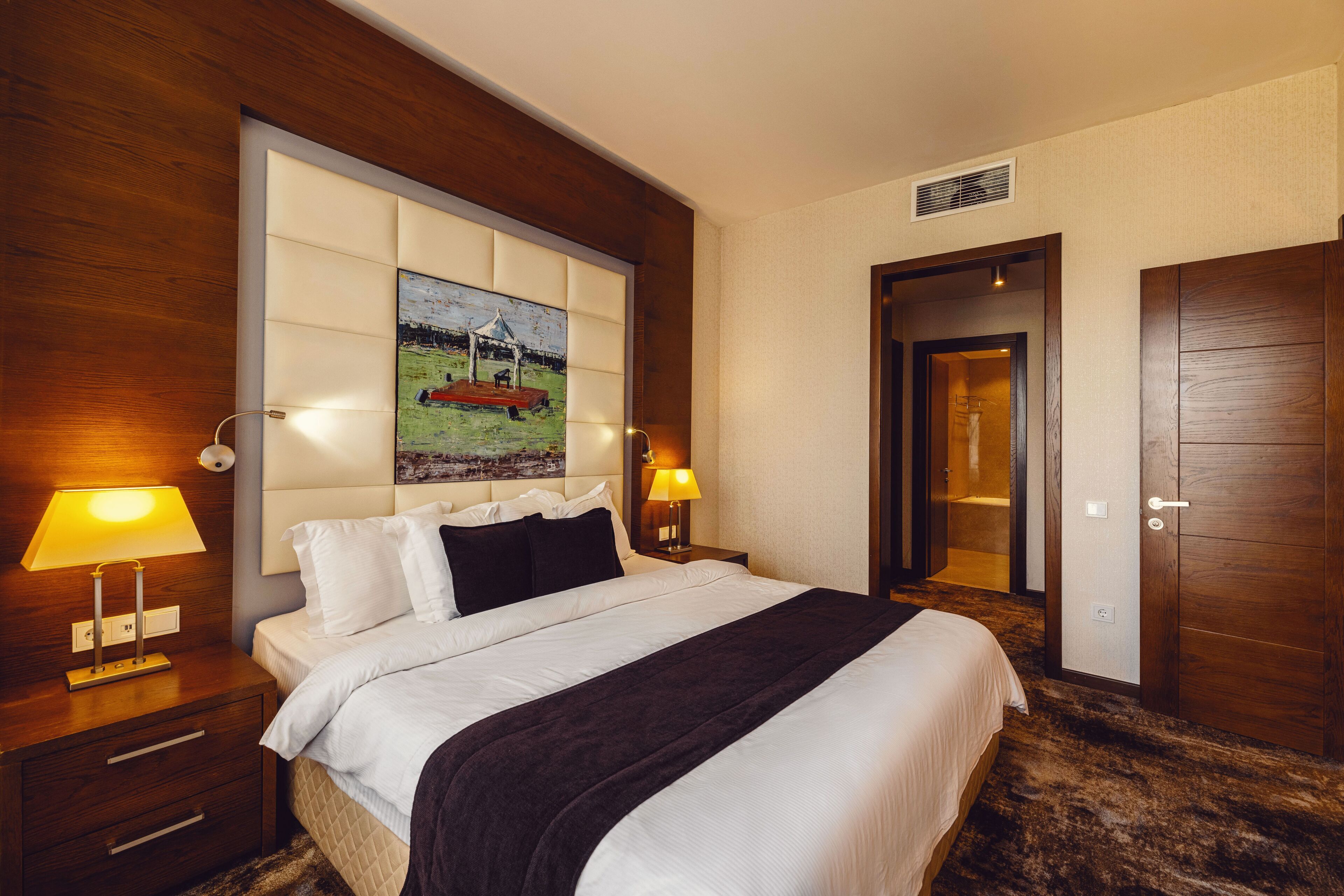 Deluxe Suite | Minibar, in-room safe, desk, laptop workspace