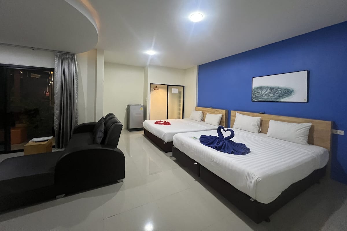 Family Room | Desk, free WiFi