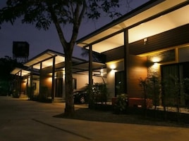 Fachada da propriedade à noite