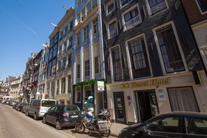 A row of buildings with a hotel named "Travel Hotel" on the right. - Travel Hotel Amsterdam (Amsterdam)