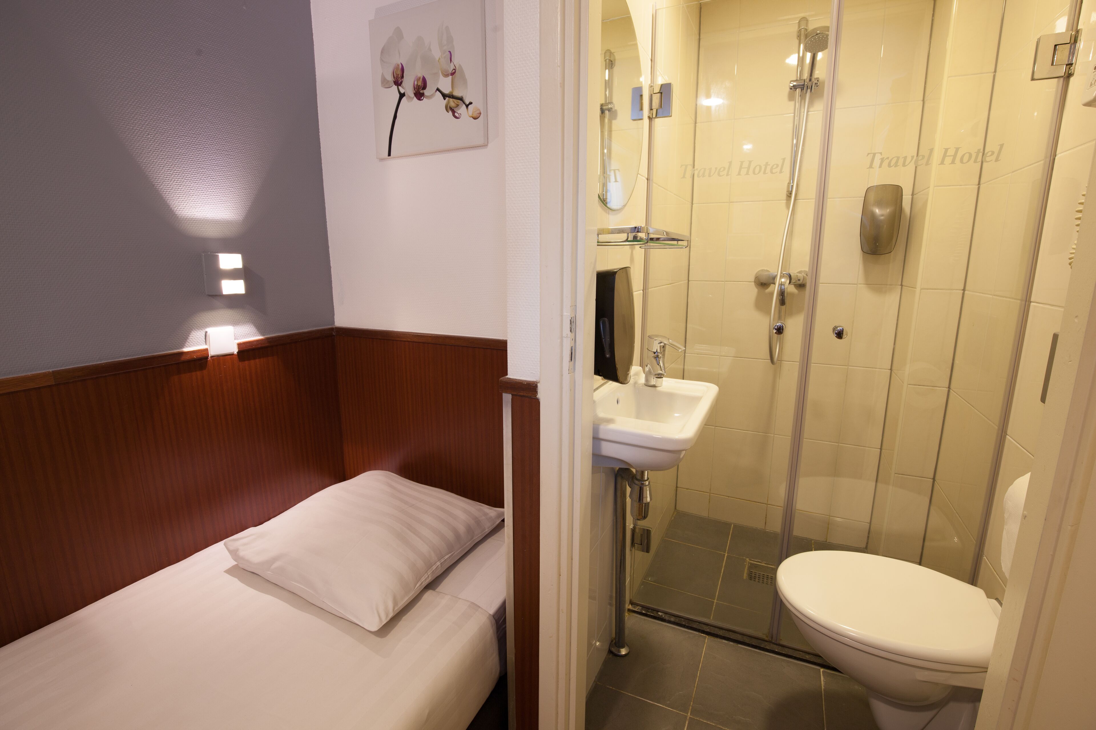 Un bagno d'hotel con doccia, WC e lavandino.