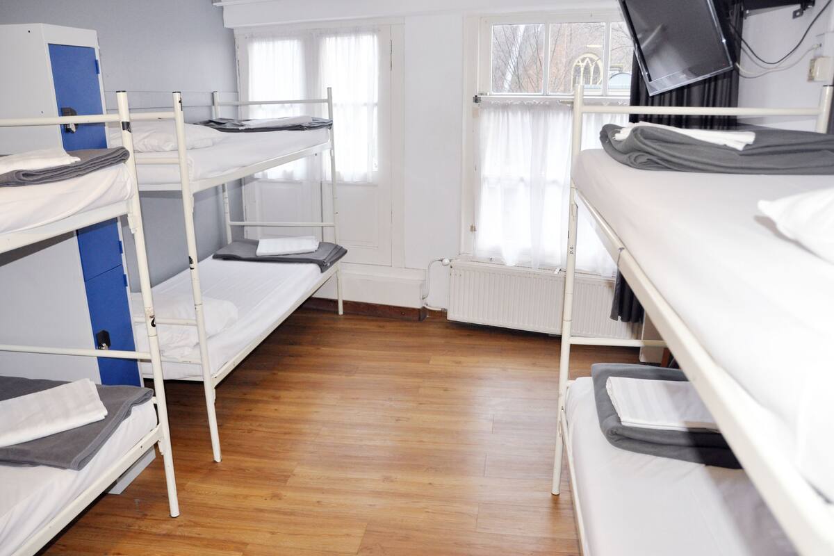 Caja de seguridad en la habitación y escritorio 