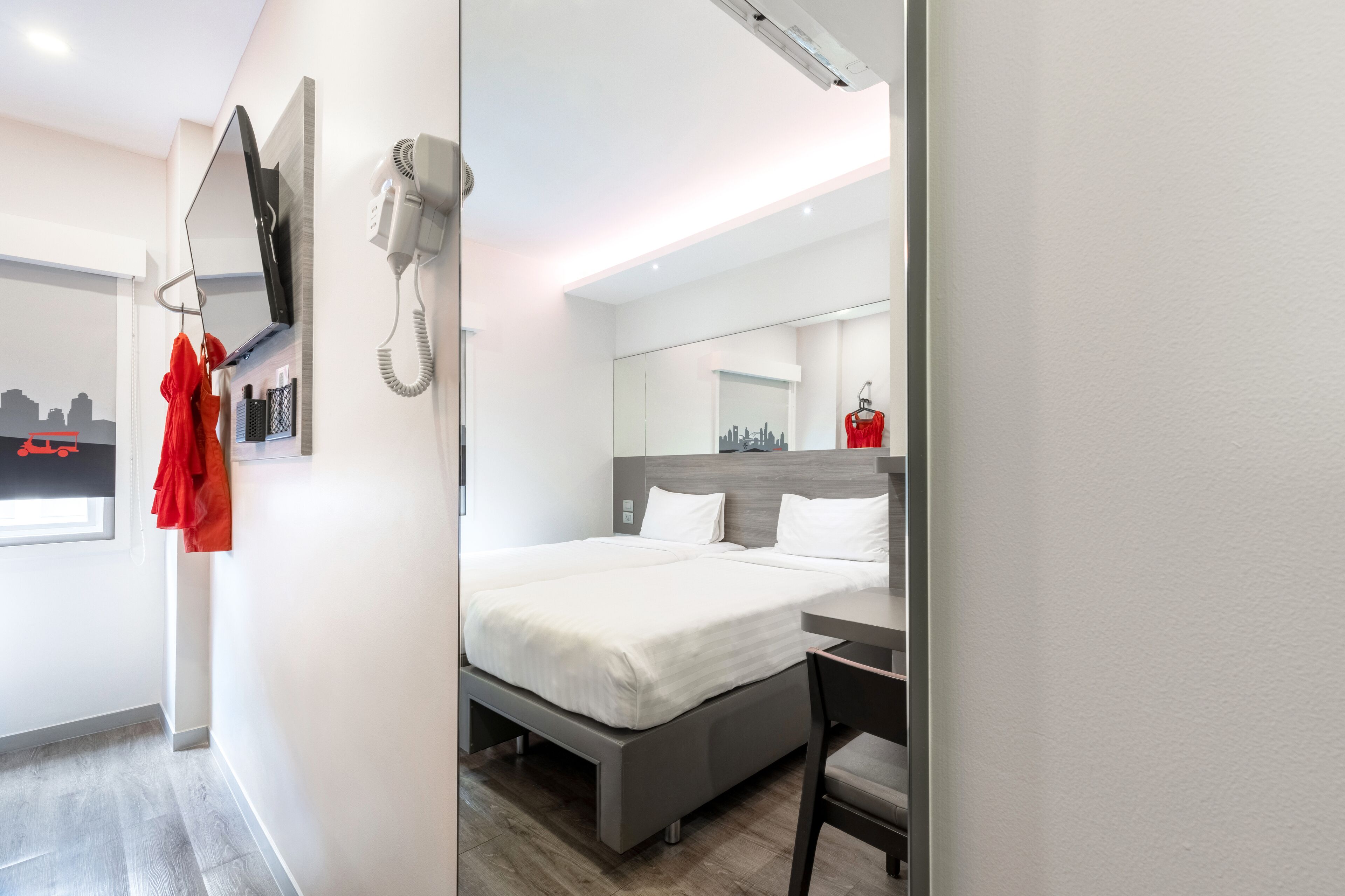 standard twin room | in-room safe, desk, free wifi, bed sheets