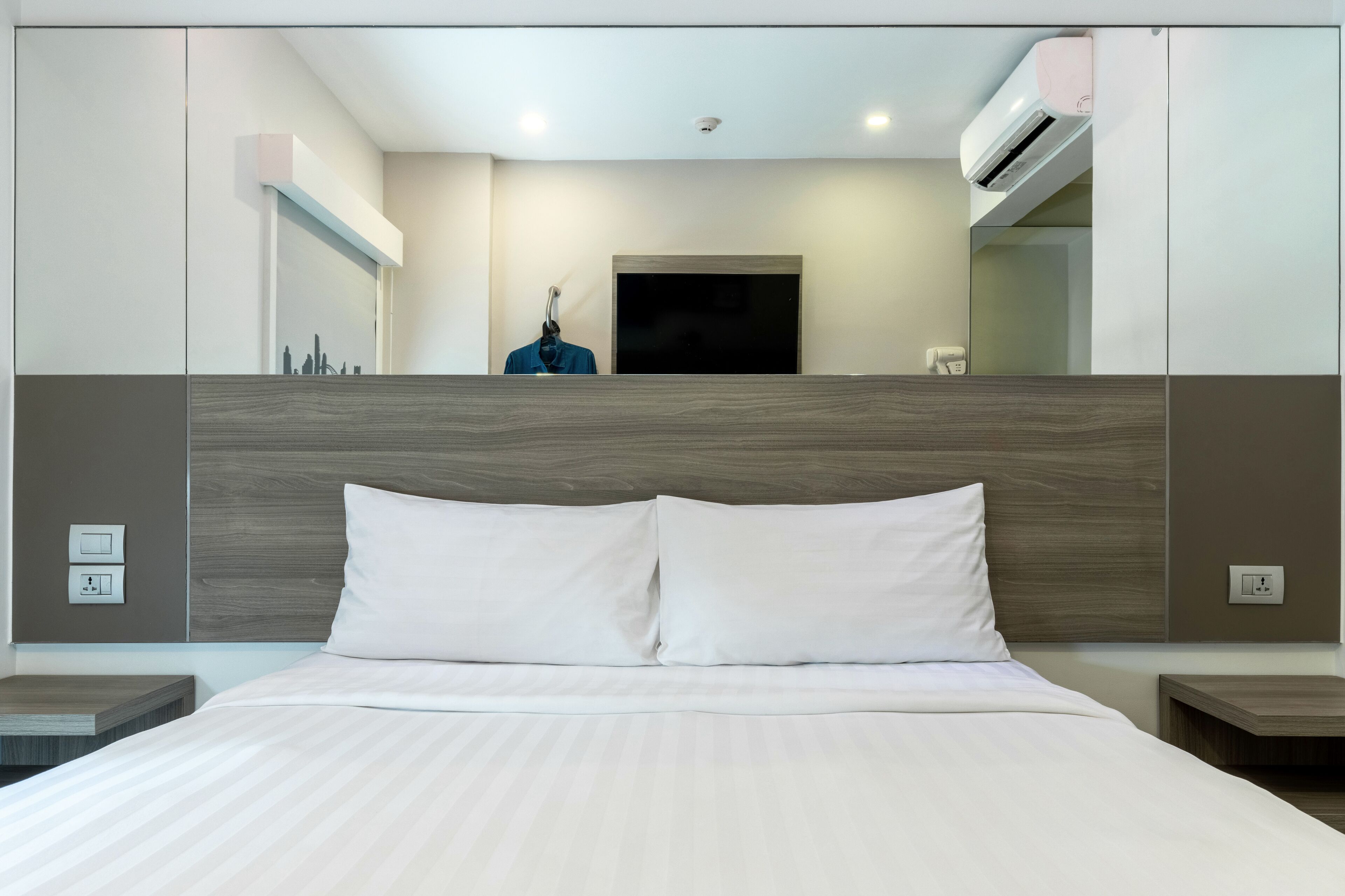 standard double room | in-room safe, desk, free wifi, bed sheets