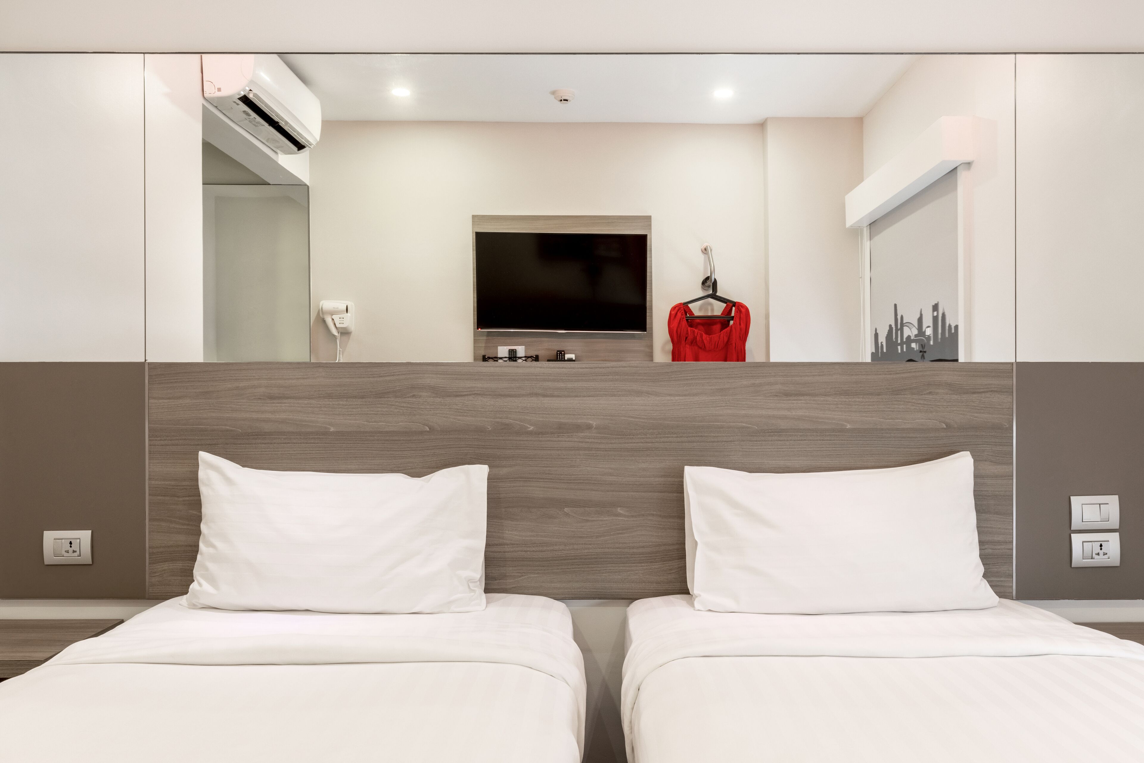 standard twin room | in-room safe, desk, free wifi, bed sheets