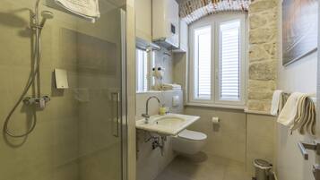 Kamer, 1 twee- of 2 eenpersoonsbedden | Badkamer | Een douche, handdoeken