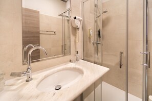 Double or Twin Room | Bathroom | Shower, towels