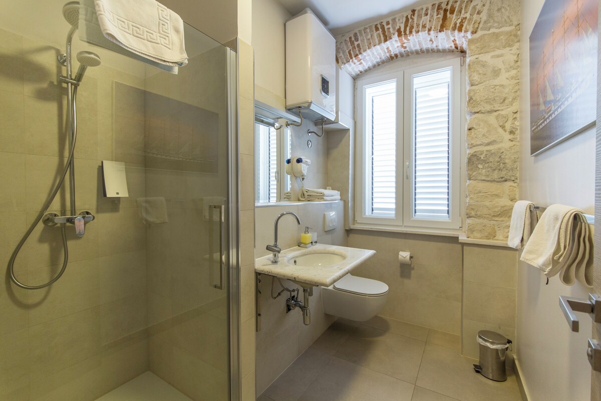 Bathroom | Shower, towels