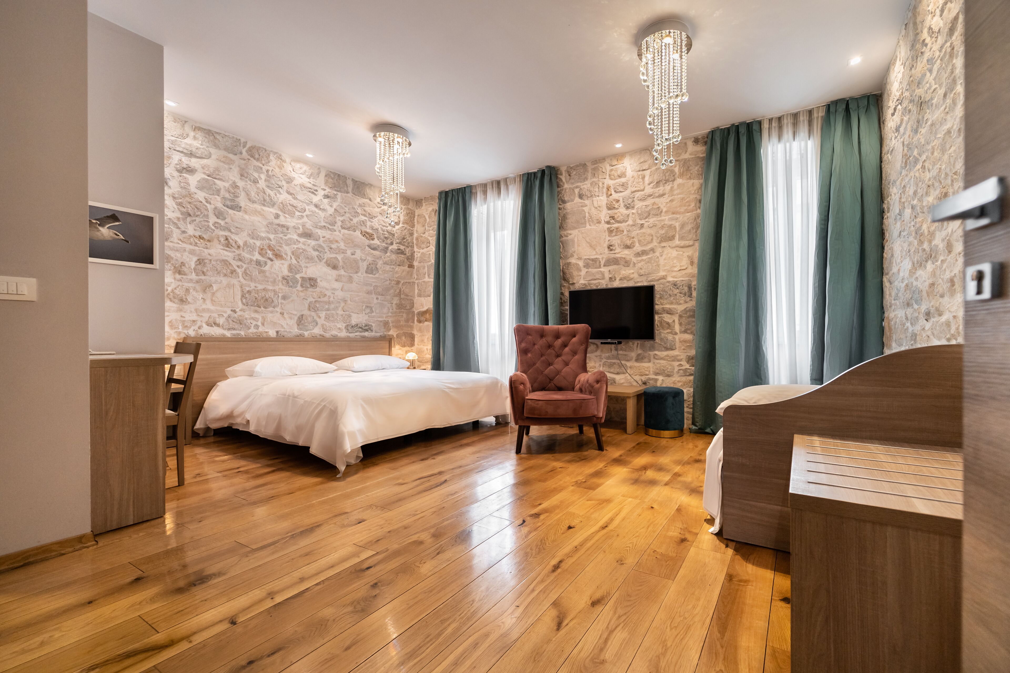 三人房 | 迷你吧、办公桌、熨斗/熨板、免费 WiFi