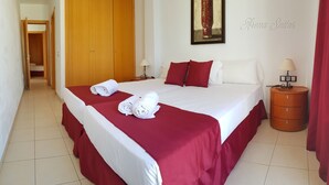 Blackout drapes, iron/ironing board (on request), cribs (free), WiFi - Arena Suites (Santiago del Teide)