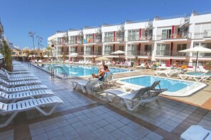 Outdoor pool, pool umbrellas, sun loungers - Arena Suites (Santiago del Teide)