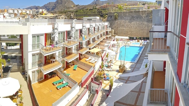 Outdoor pool, pool umbrellas, sun loungers - Arena Suites (Santiago del Teide)