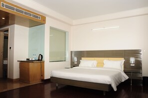 Habitación doble superior | Ropa de cama de alta calidad, minibar, caja fuerte y escritorio