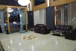Lobby sitting area - Rosewood International Hotel (Bengaluru)