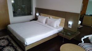 Premium bedding, minibar, in-room safe, desk - Rosewood International Hotel (Bengaluru)
