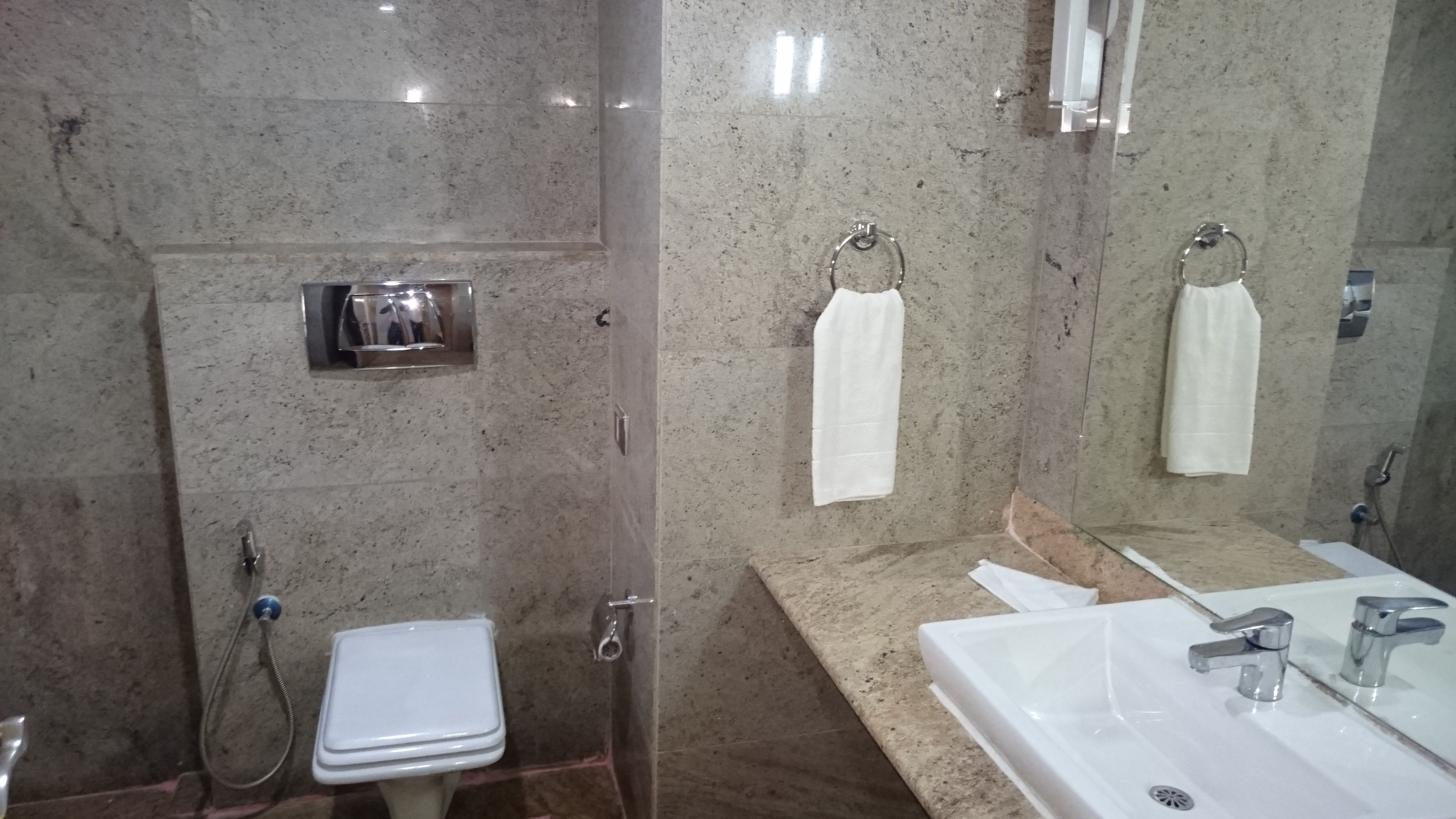 Une salle de bain avec des toilettes, une douche et un lavabo.