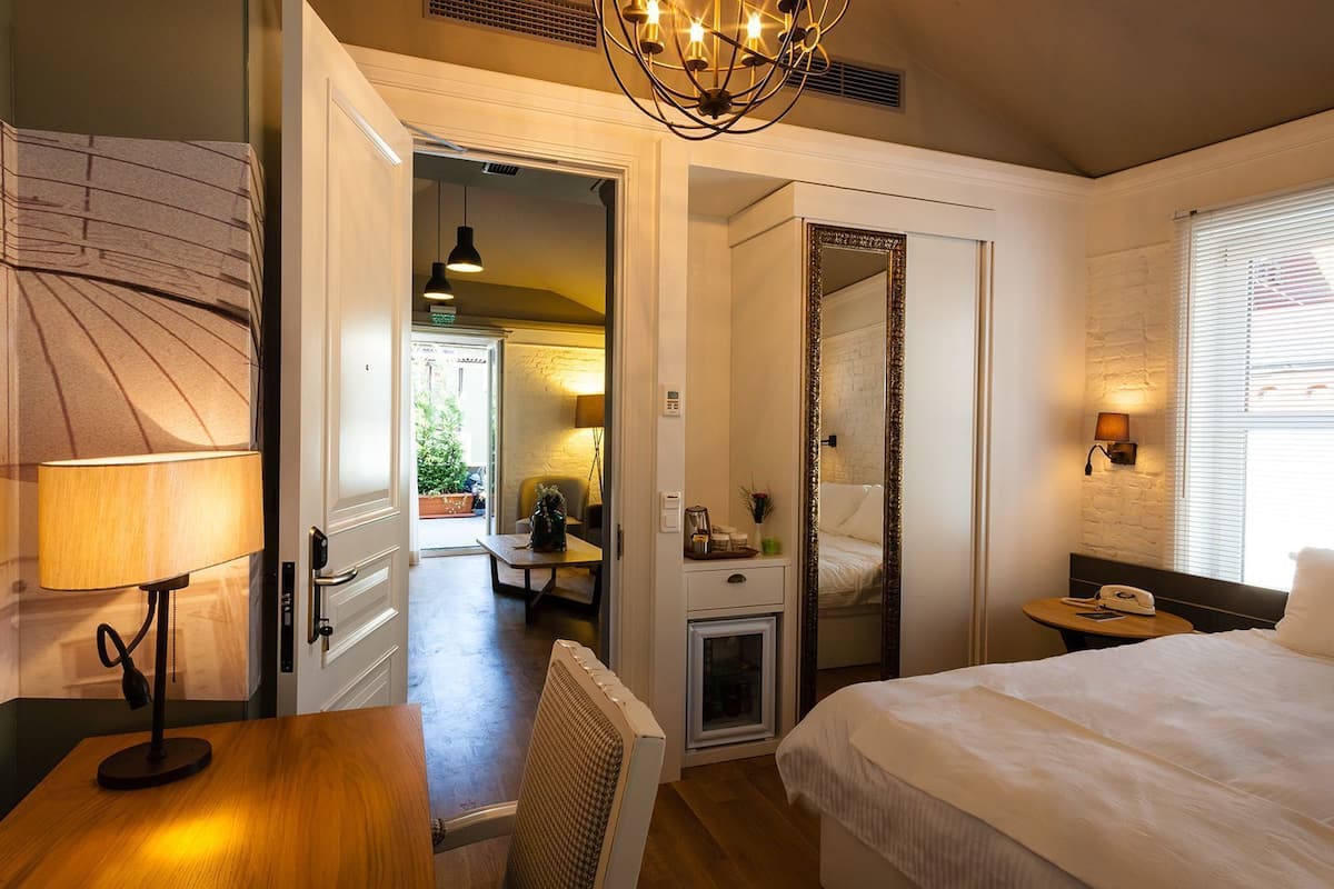 Deluxe Suite | 1 bedroom, minibar, in-room safe, desk