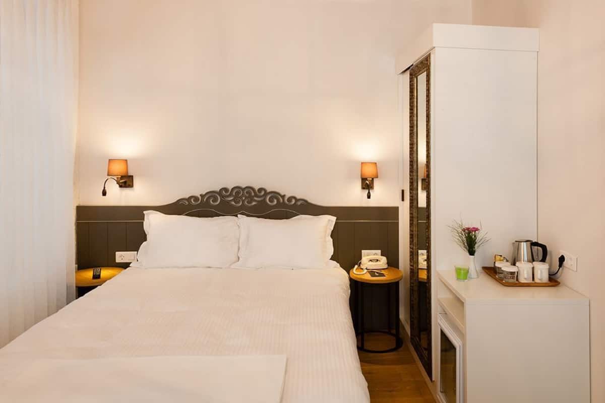 Standard Double Room | 1 bedroom, minibar, in-room safe, desk