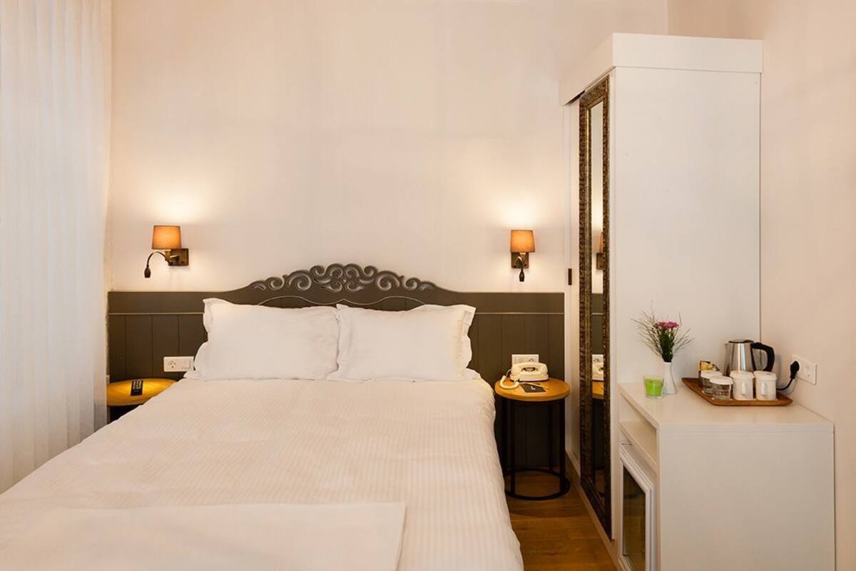 Standard Double Room | 1 bedroom, minibar, in-room safe, desk