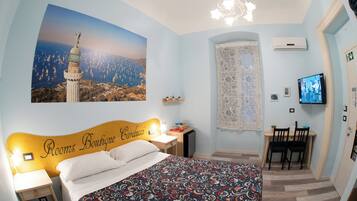 Camera doppia, bagno privato | Minibar, una cassaforte in camera, una scrivania, tende oscuranti