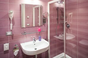Comfort Double or Twin Room, Refrigerator & Microwave | Bathroom | Shower, free toiletries, hair dryer, bidet - Rooms Boutique Carducci (Trieste)